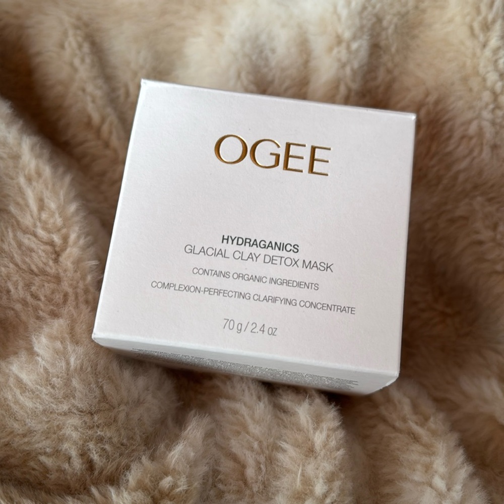New OGEE Glacial Clay Detox Mask
COMPLEXION-PERFECTING CLARIFYING CONCENTRATE